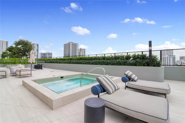 11th Floor amenity area, Jacuzzi