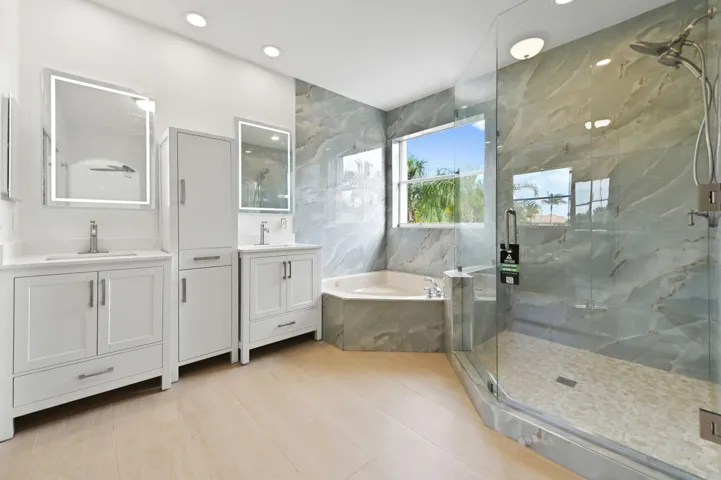 33 Bathroom 02