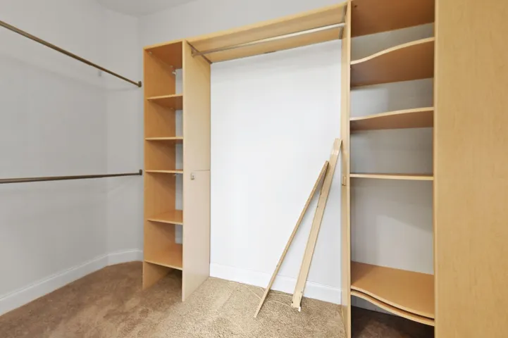 34 Closet 01