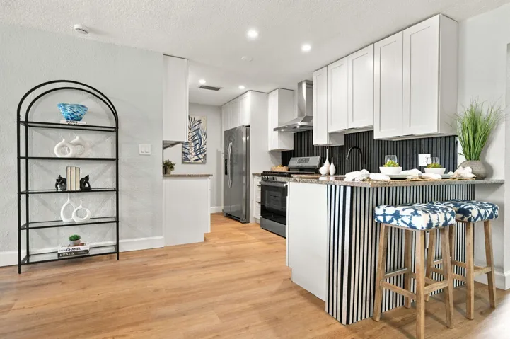 KITCHEN/BREAKFAST BAR
