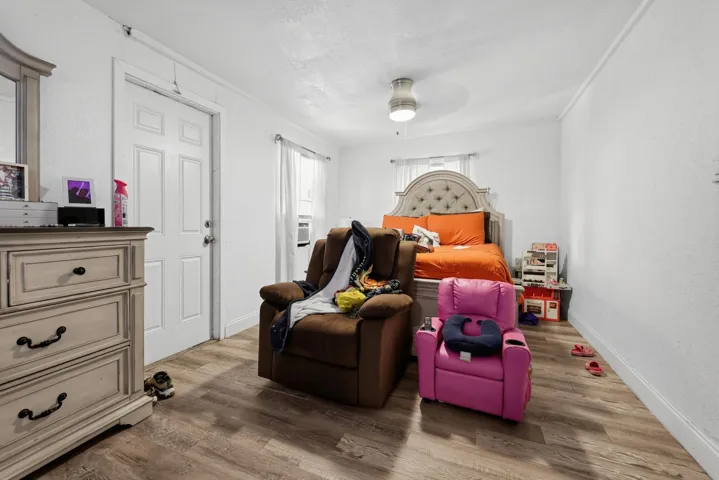 30_628_58th_St-Bedroom-0202