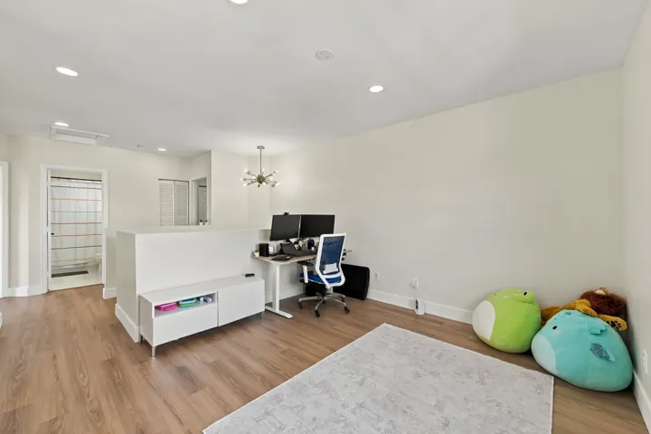 upstairs loft can serve a s a office or 4th bedroom
