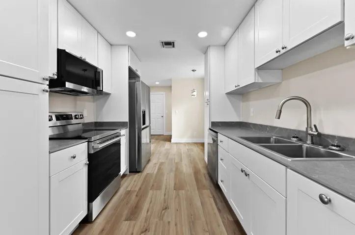 12 Kitchen 01