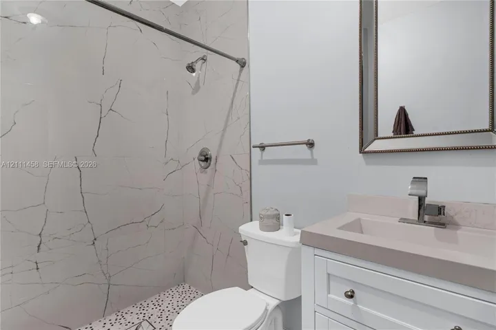 Full Bathroom-Garage