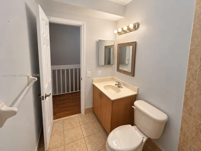 Secondary Bathroom (Upstairs)