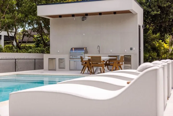 Outdoor lounge