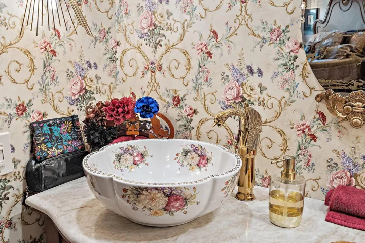 ROMANTIC SINK