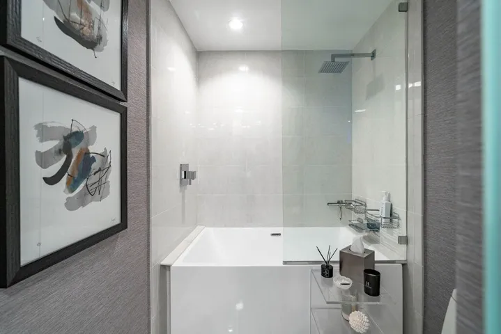 21 Second Bath with Garden Tub, Natural