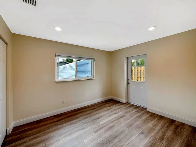 976-SW-37th-St-11-bedroom-3