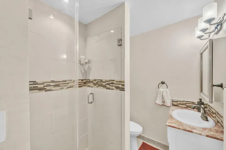 24 Guest Bathroom (2)
