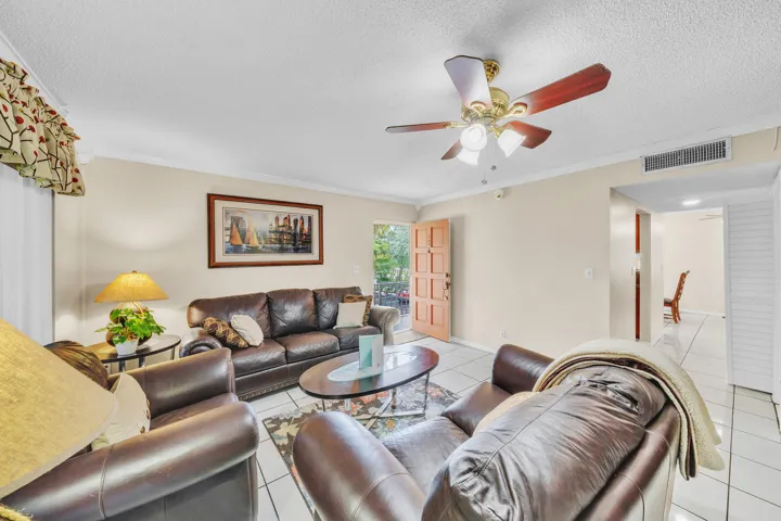 6 Living Area (2)