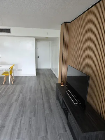 ENTRANCE - FOYER