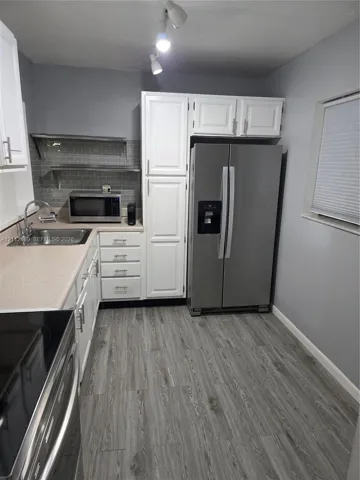 LAMINATE WATERPROOF FLOORING