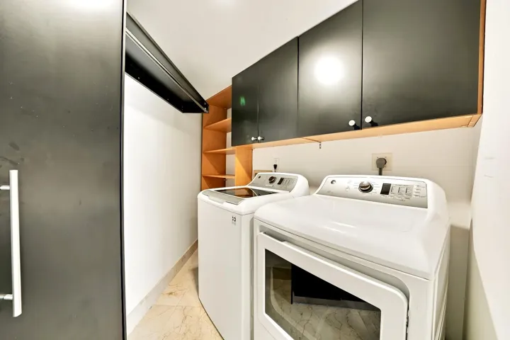 OVERSIZED LAUNDRY ROOM
