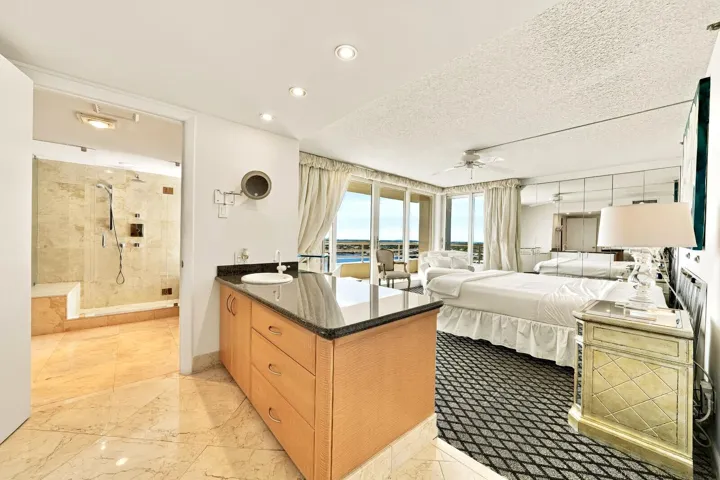 MASTER SUITE/BATH SITTING AREA
