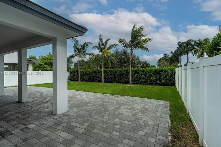 Lateral of the house