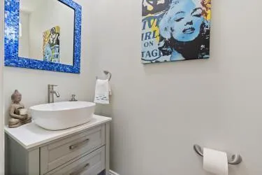 43 Pinnacle-Powder room
