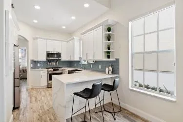 43 Pinnacle-Kitchen full