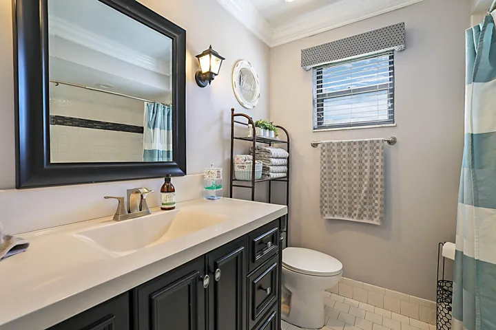 Large second full guest bath