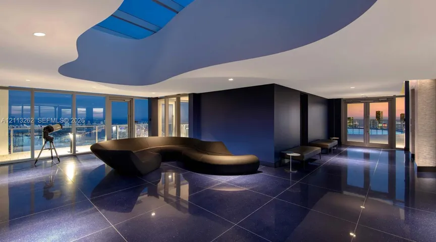 SKY Lounge