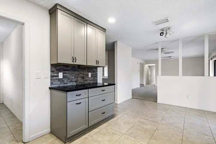 Grainte Kitchen w/ Eat-in Dining Area