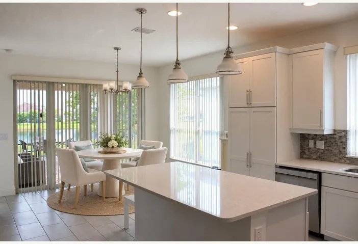 15_VS_Breakfast_area_with_lake_view