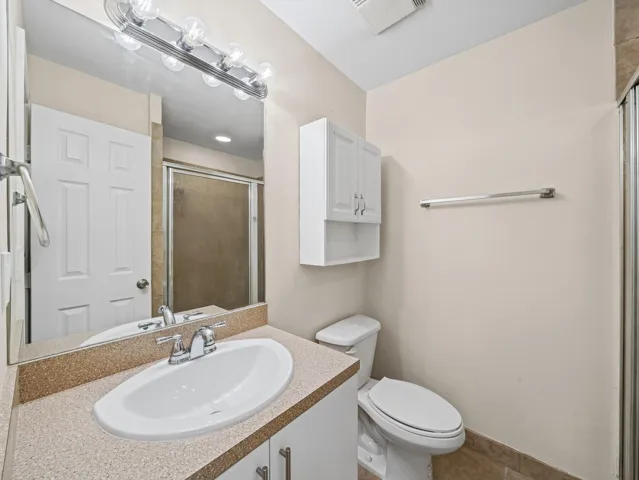 19 Guest Full Bathroom (2)