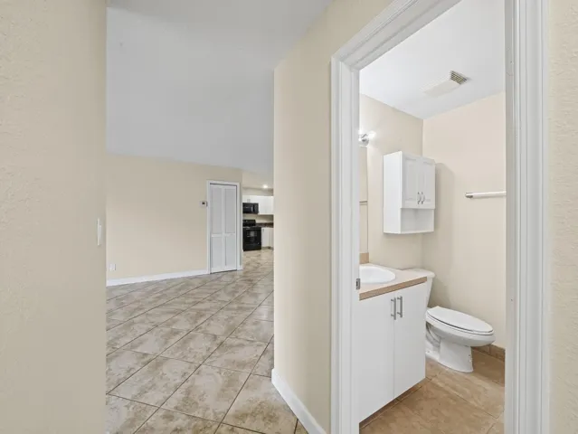 19 Guest Full Bathroom (1)