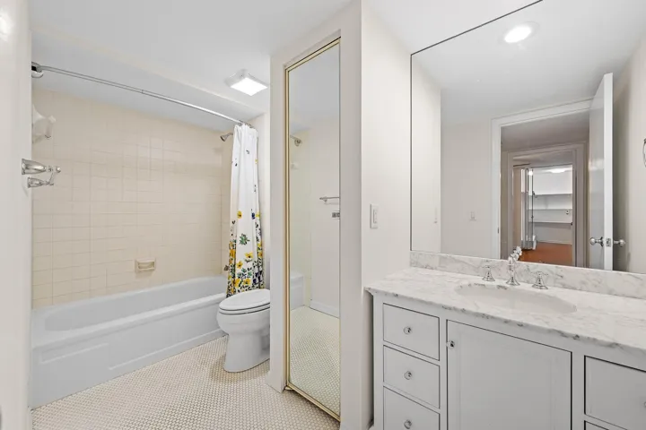 Upstairs 2nd bathroom