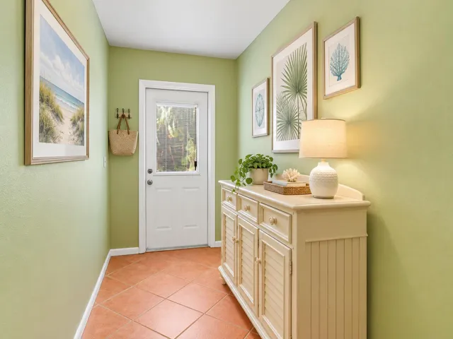 17886 Bridle- Back Hallway