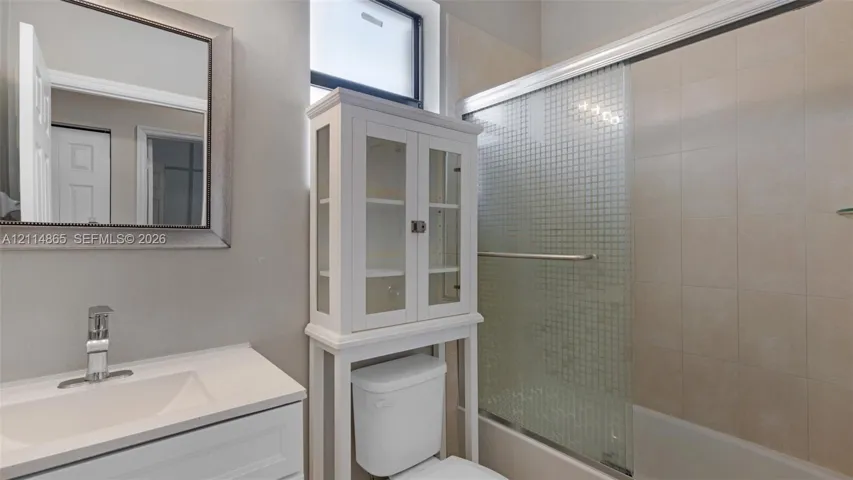 2nd floor full bathroom
