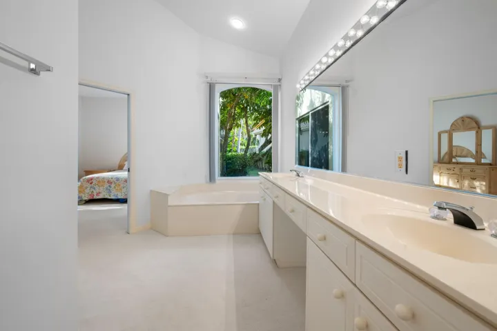 Primary en-suite bathroom