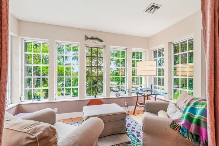 Sunroom w Peaks of Water