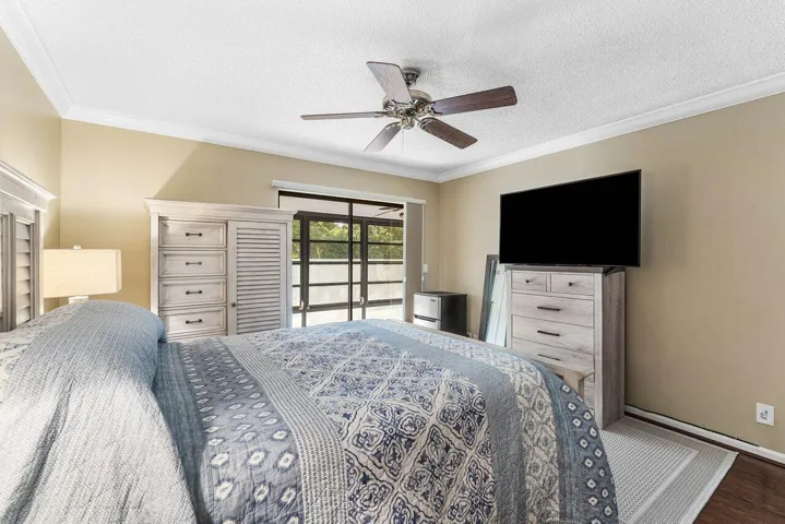 015-390SouthwestSouthRiverDrive-206-Stua