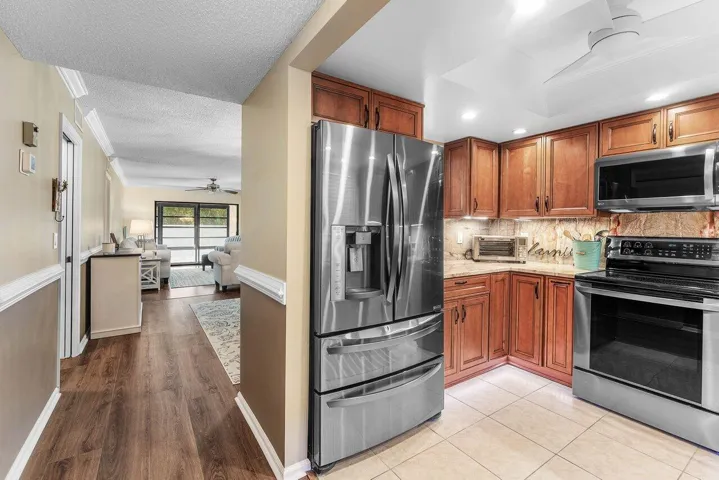 005-390SouthwestSouthRiverDrive-206-Stua