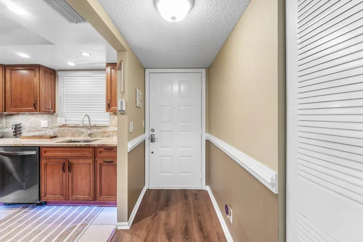 003-390SouthwestSouthRiverDrive-206-Stua