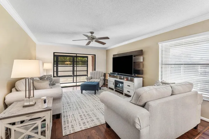 010-390SouthwestSouthRiverDrive-206-Stua