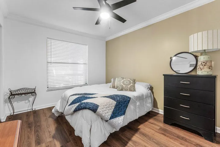 019-390SouthwestSouthRiverDrive-206-Stua