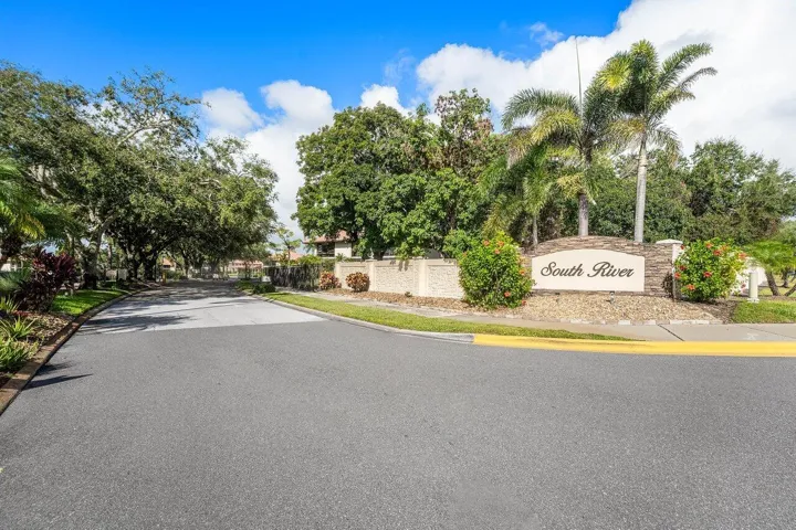 031-390SouthwestSouthRiverDrive-206-Stua