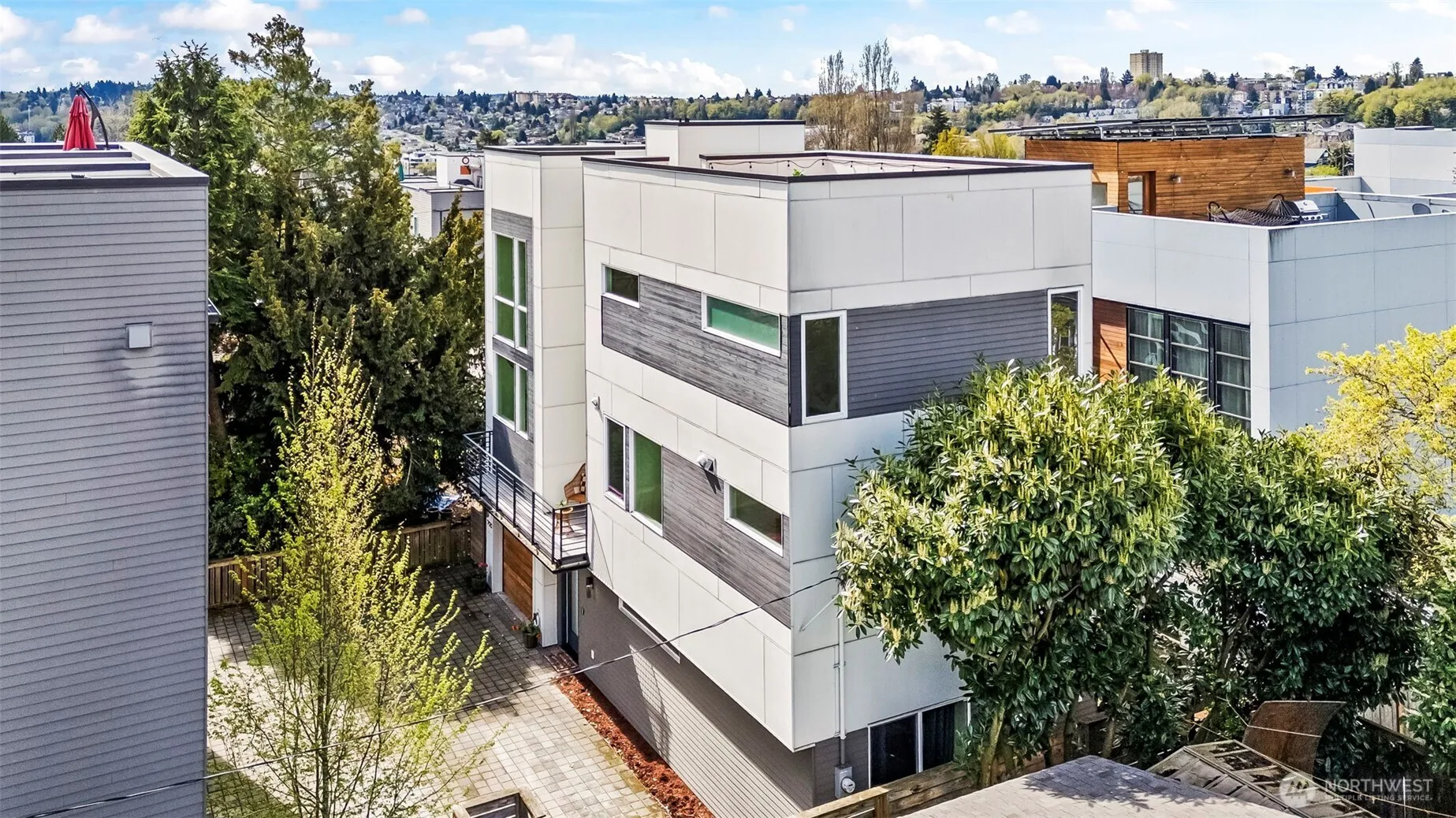 Property photo for 723 24th Avenue S, Seattle photo 3