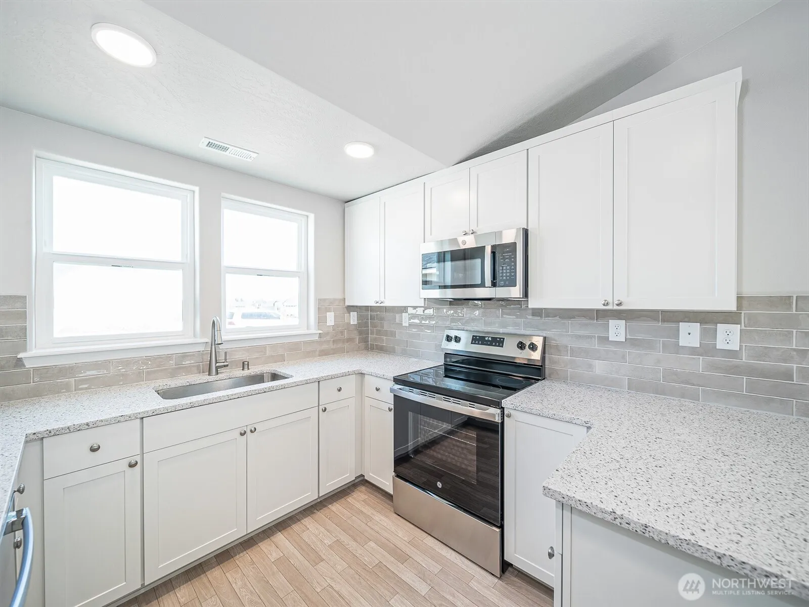 Property photo for 310 Saratoga Way, Moses Lake photo 2