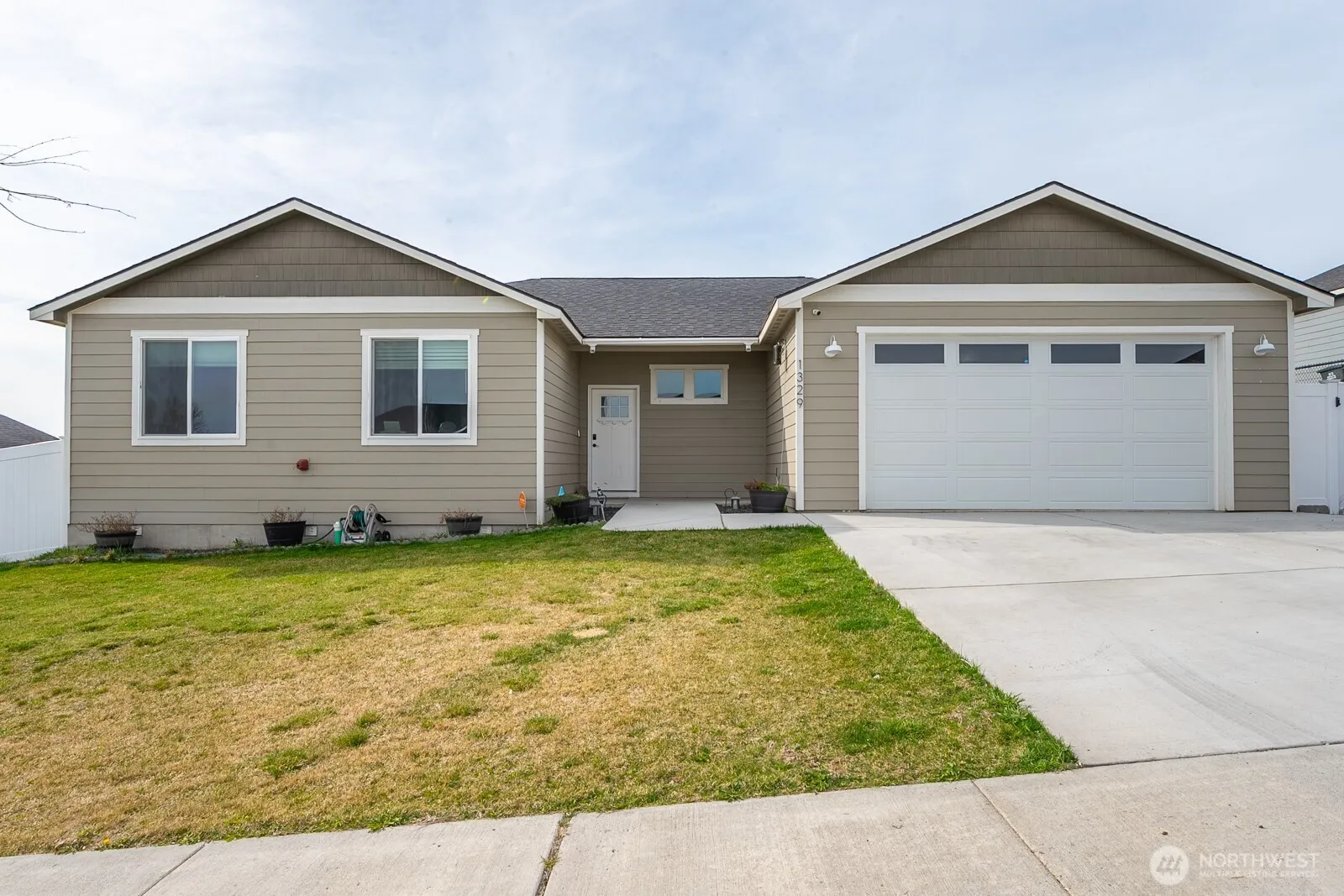 Property photo for 1329 W Bonneville Street, Moses Lake photo 2