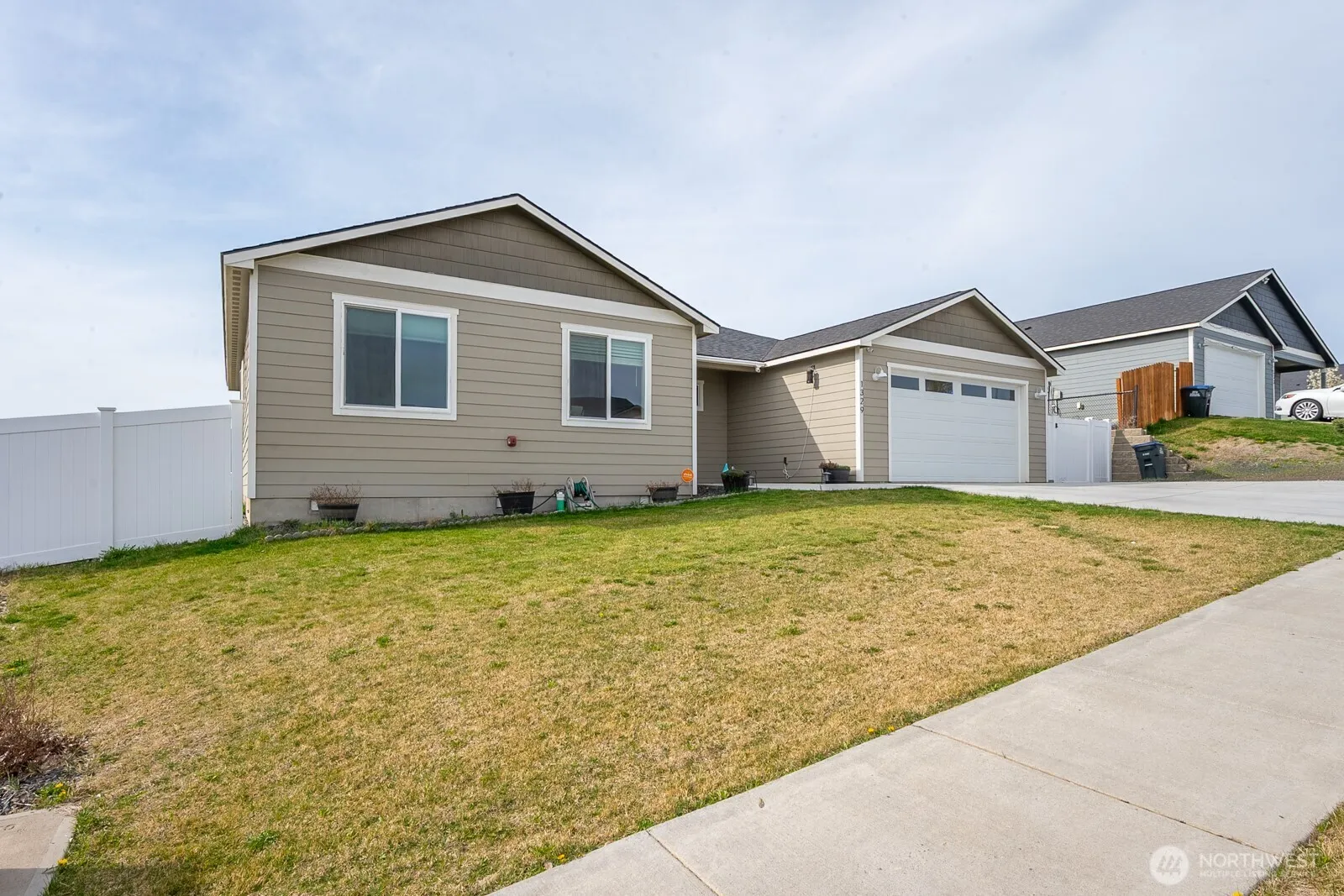 Property photo for 1329 W Bonneville Street, Moses Lake photo 3