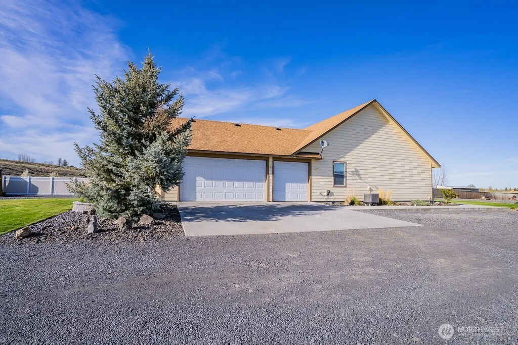 Property photo for 3411 Road F Ne, Moses Lake photo 3