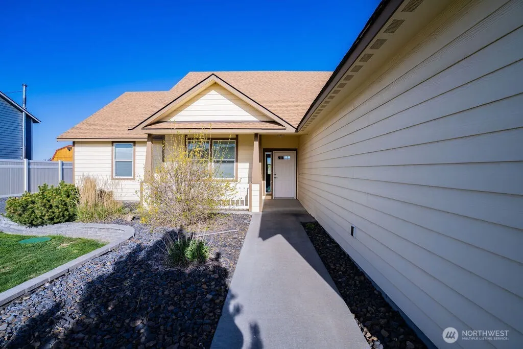 Property photo for 3411 Road F Ne, Moses Lake photo 4