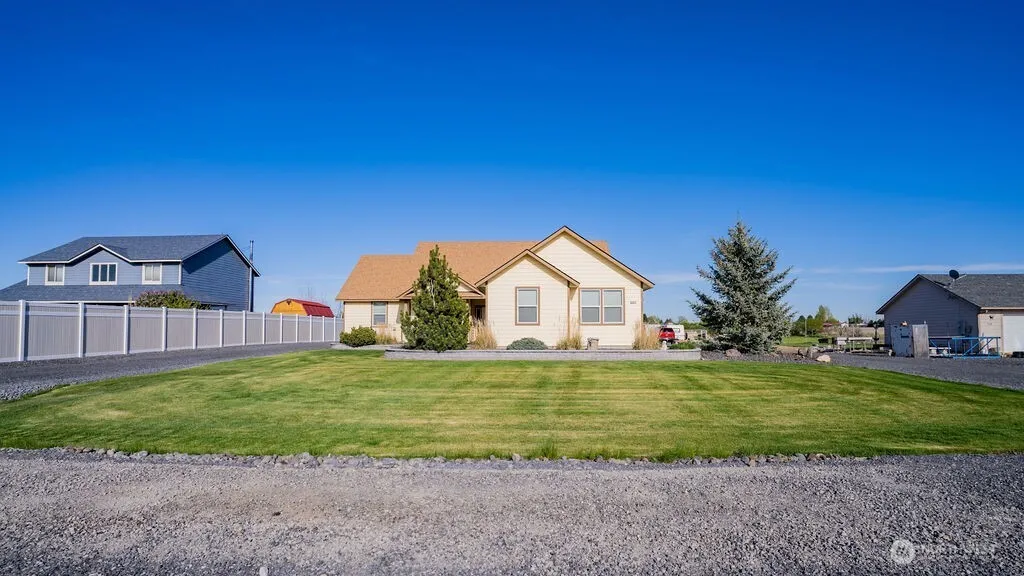 Property photo for 3411 Road F Ne, Moses Lake photo 2
