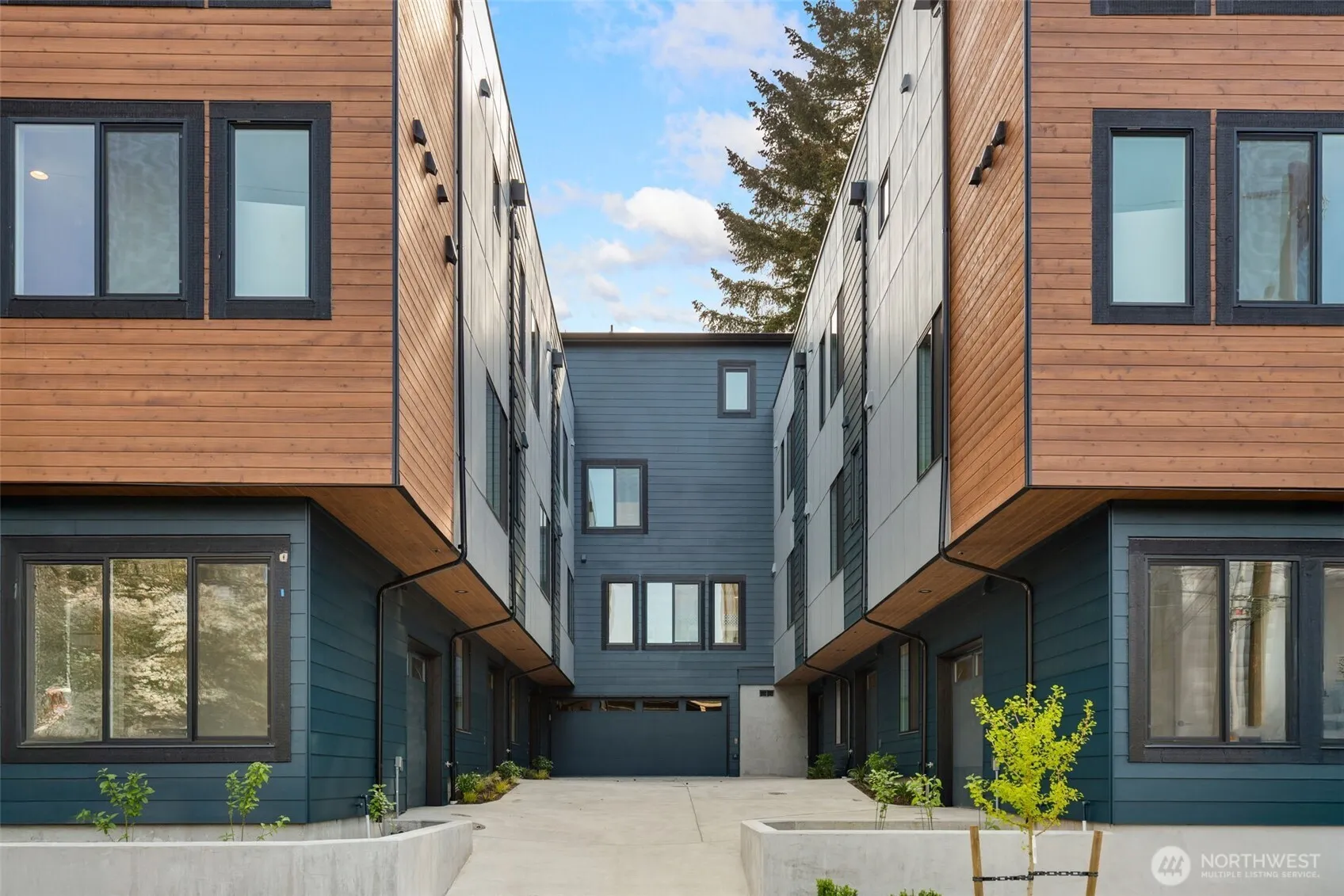 Property photo for 3831 A Woodlawn Avenue N, Seattle photo 2