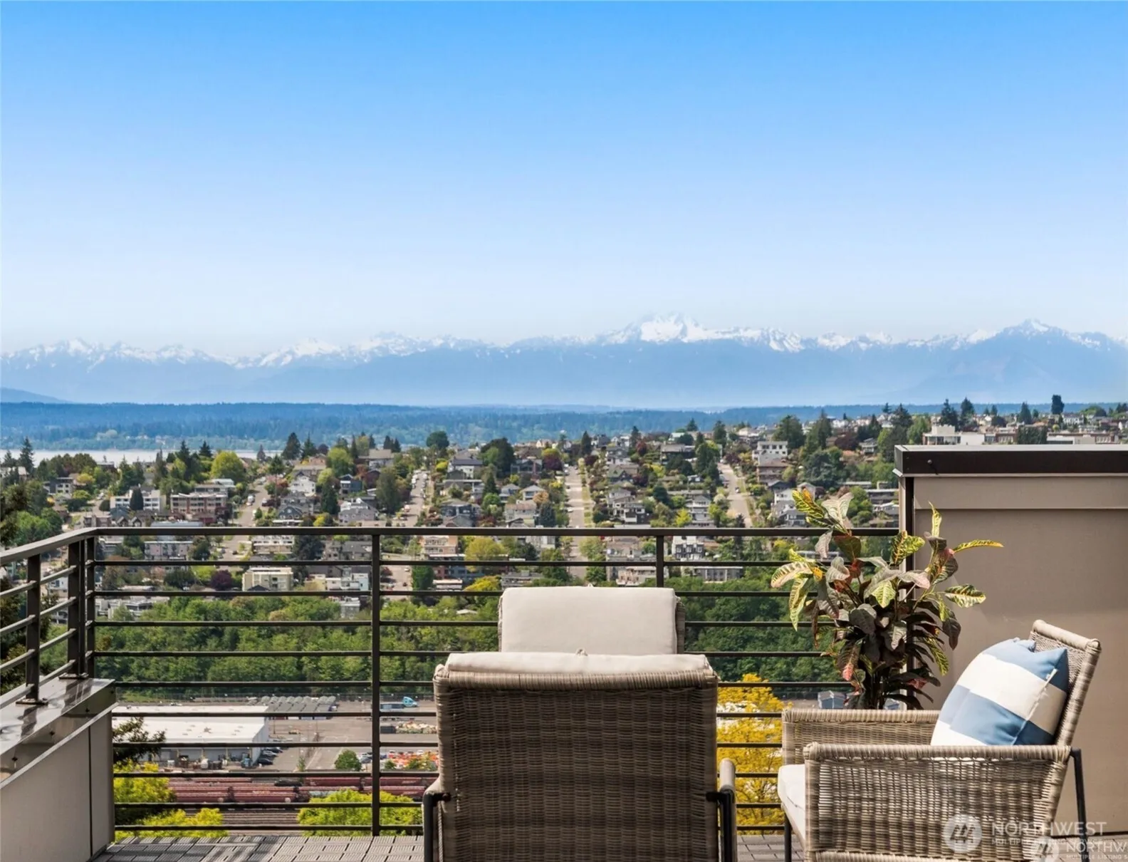 Property photo for 2116 9th Avenue W #a, Seattle photo 2