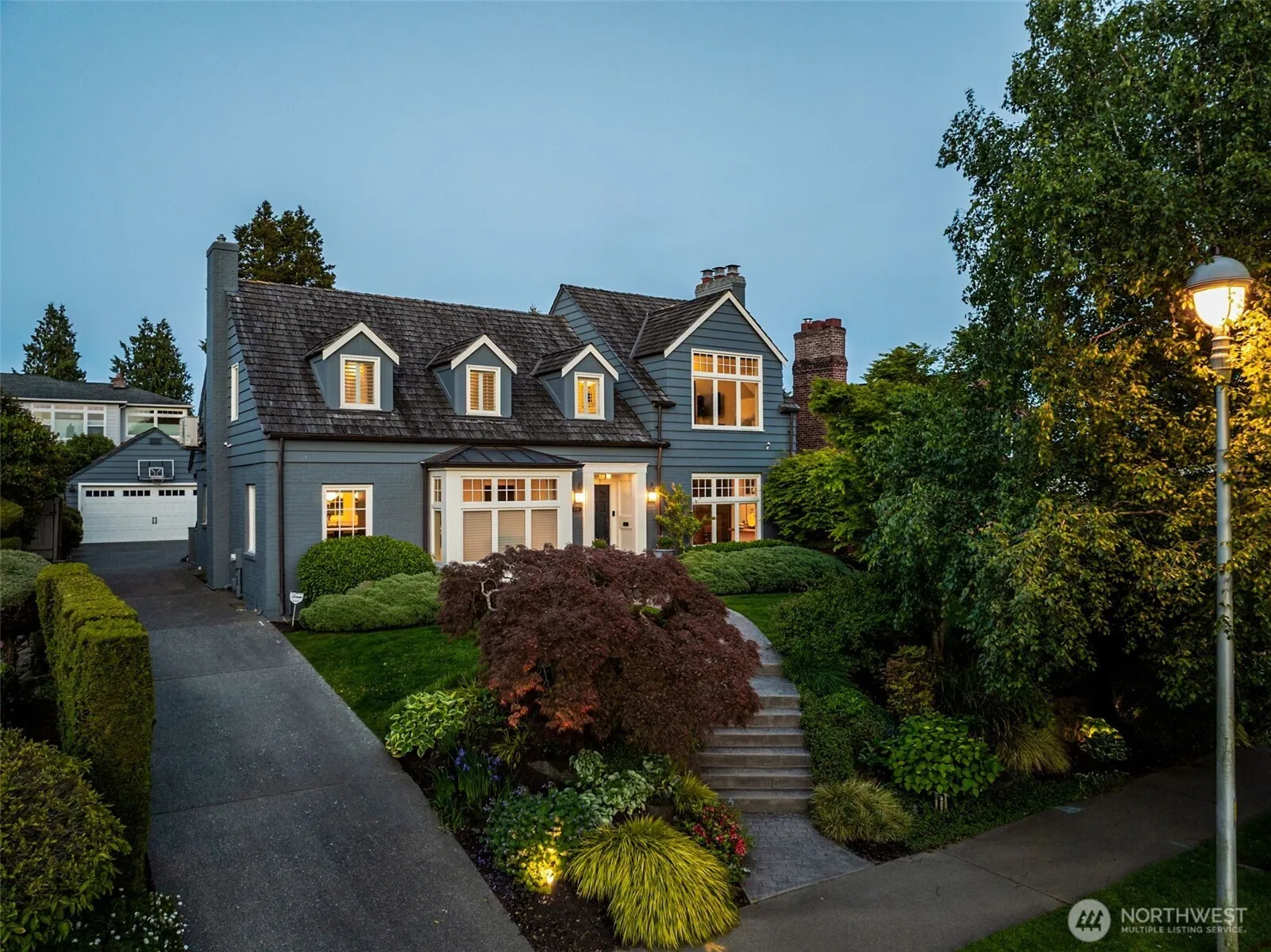 2642 W Viewmont Way W, Seattle