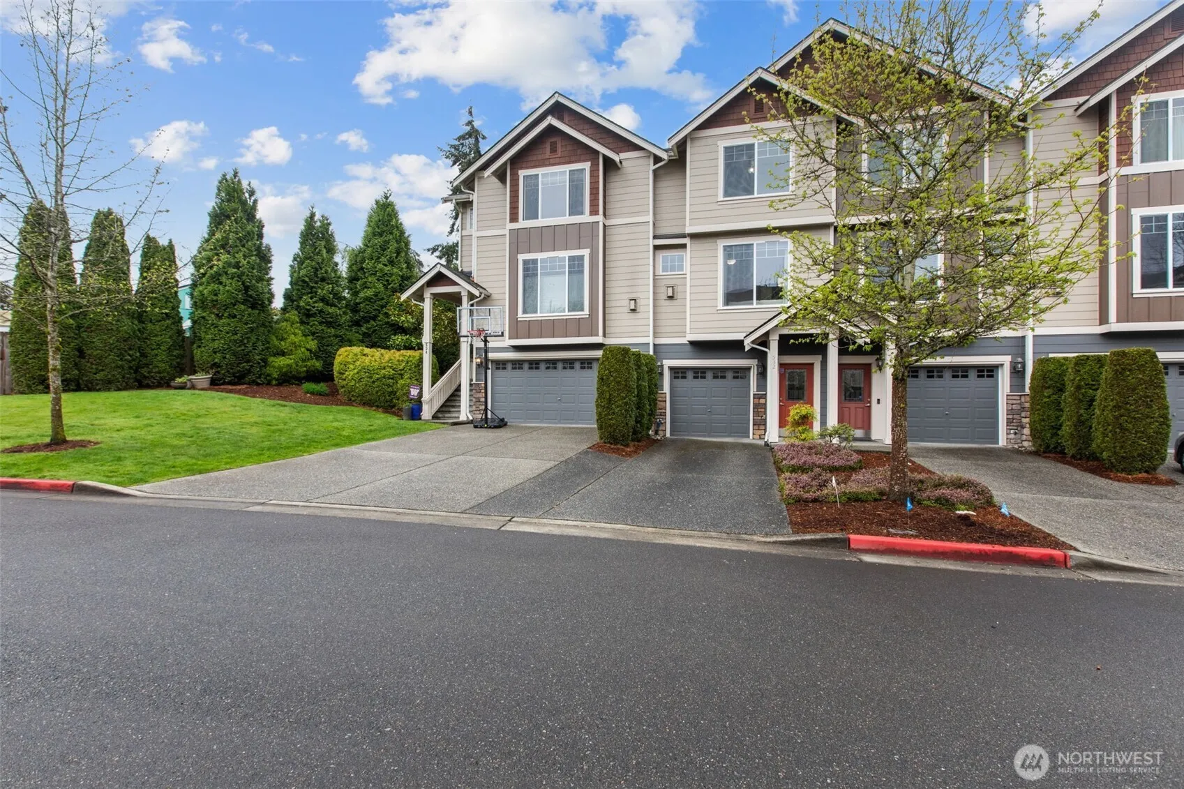 532 Pilchuck Path, Everett